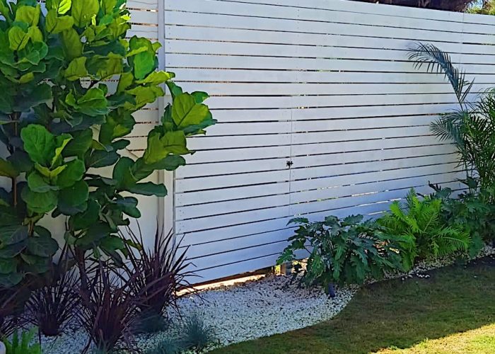 Vallas de madera y mobiliario exterior para un jardín estético y funcional